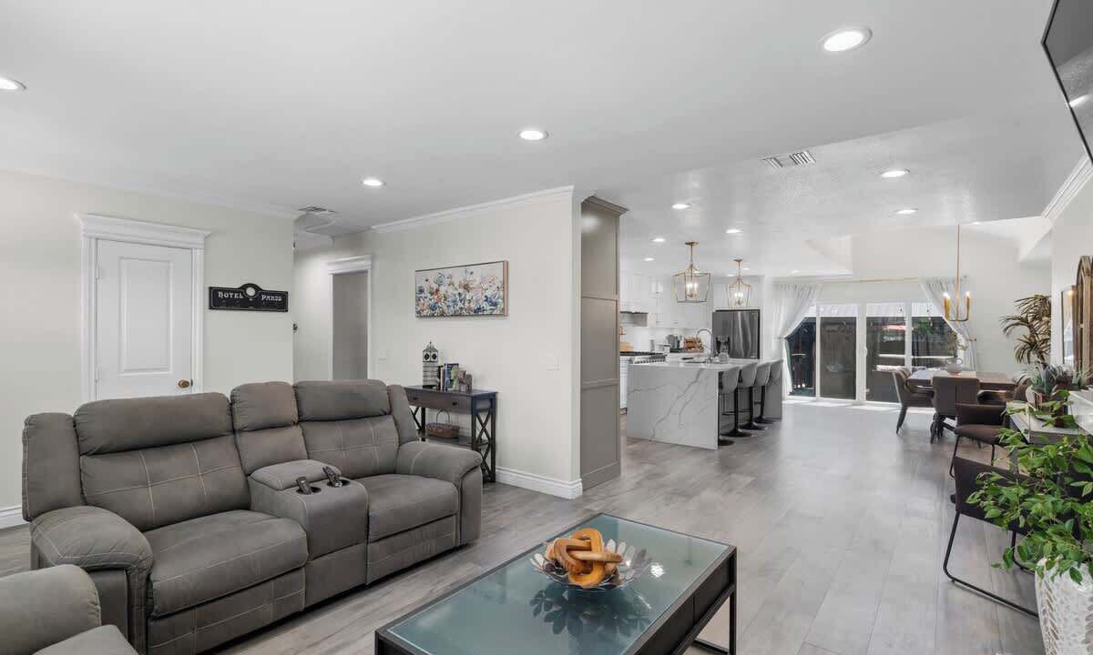Photo of Livingroom in Westmont
