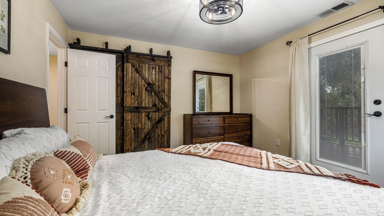 Photo of Bedroom in Pine Valley
