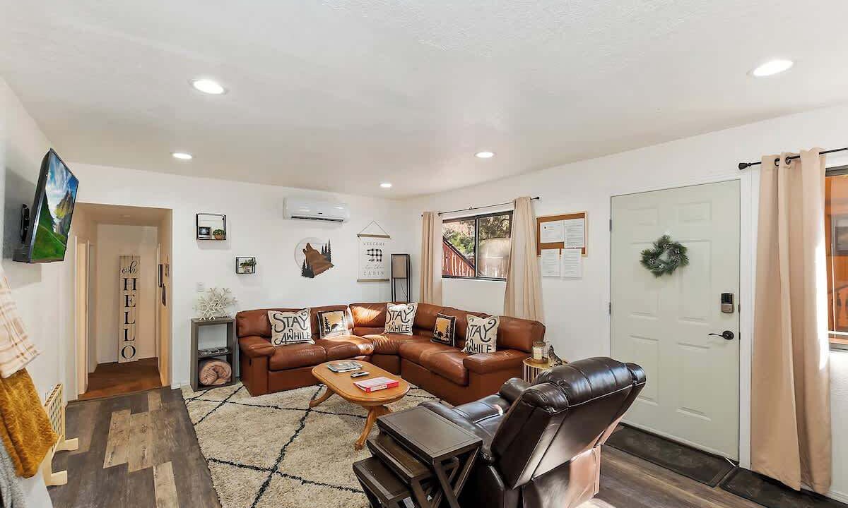 Photo of Livingroom in Summit Estates