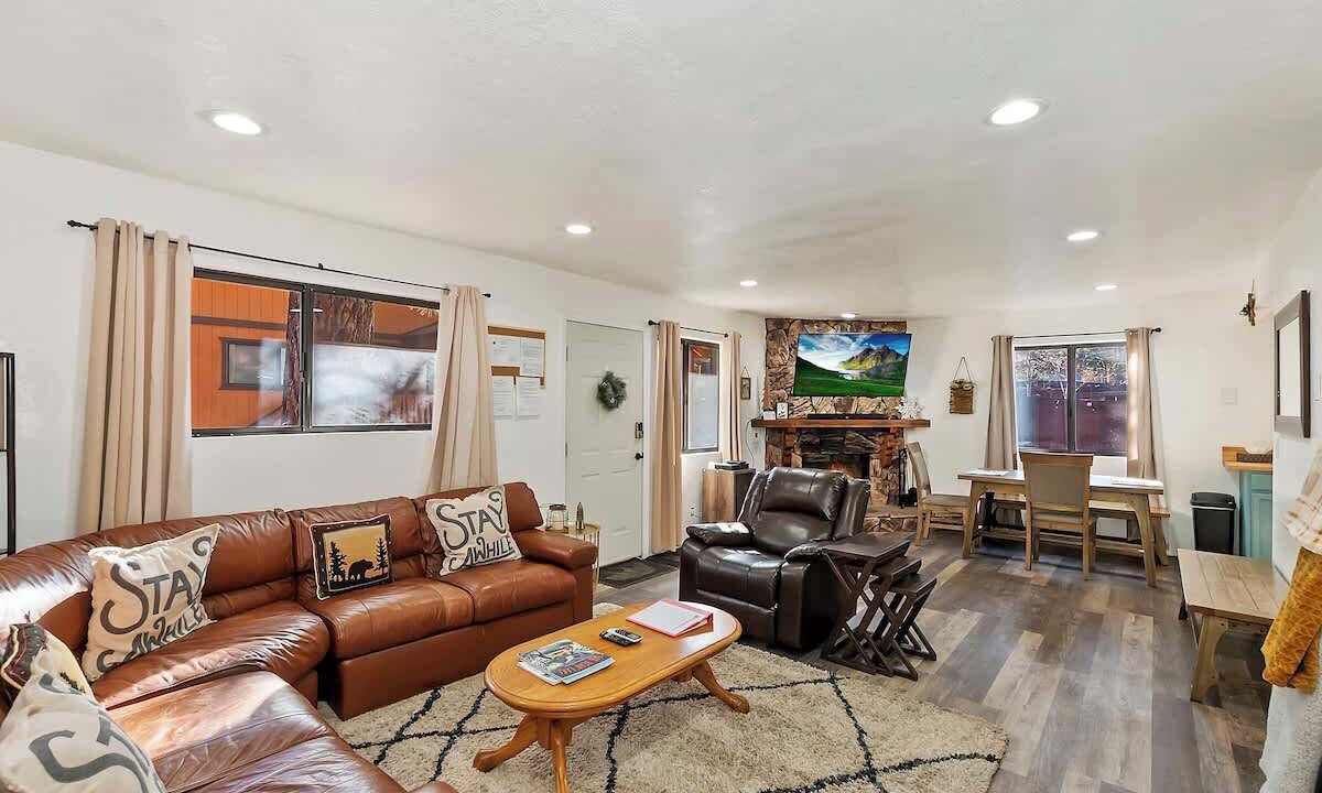 Photo of Livingroom in Summit Estates