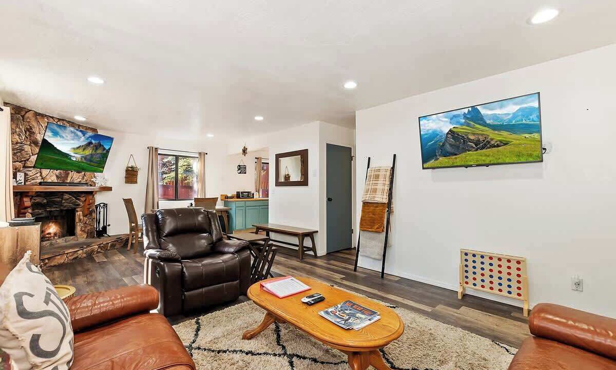 Photo of Livingroom in Summit Estates