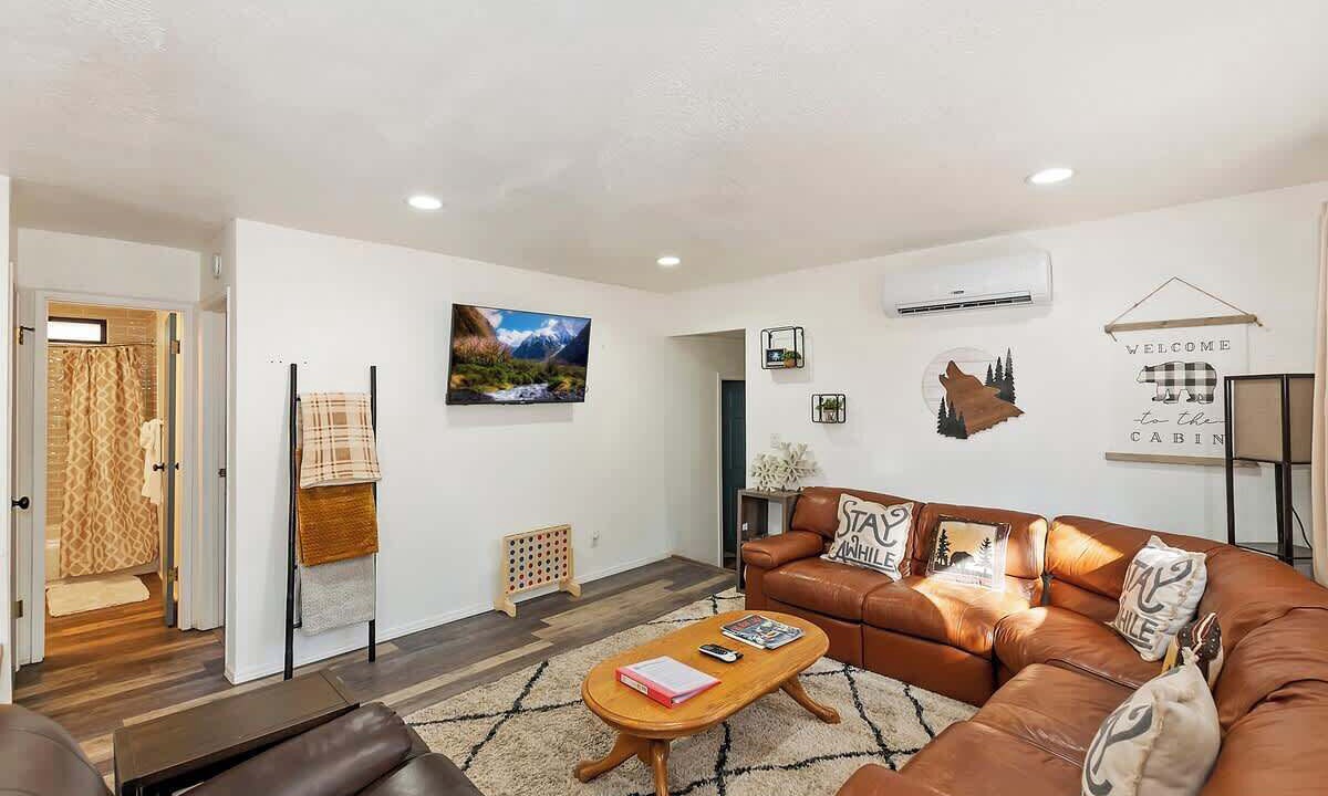 Photo of Livingroom in Summit Estates