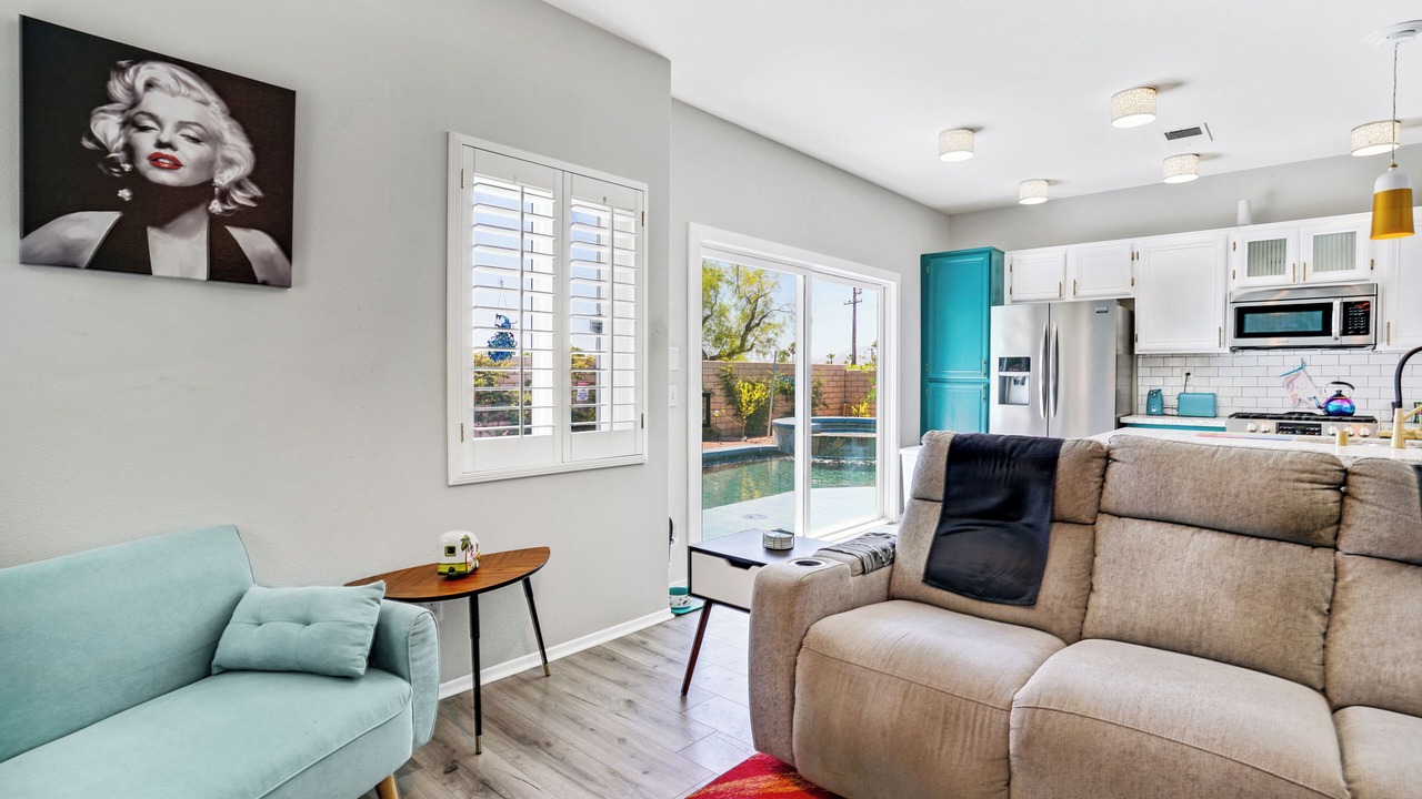 Photo of Livingroom in Racquet Club South