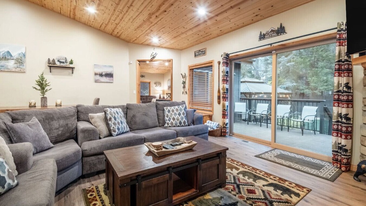 Photo of Livingroom in Summit Estates