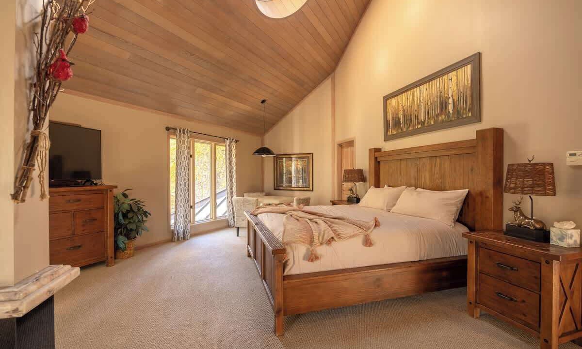 Photo of Bedroom in Evergreen Estates