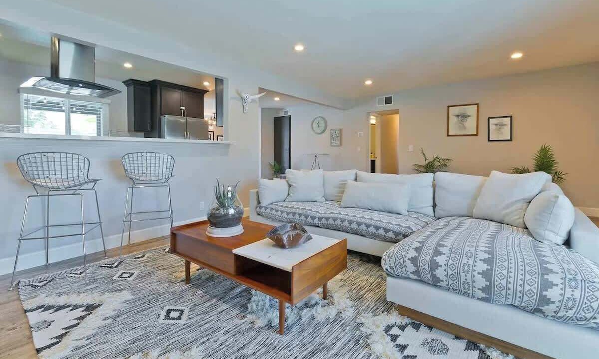 Photo of Livingroom in Racquet Club South