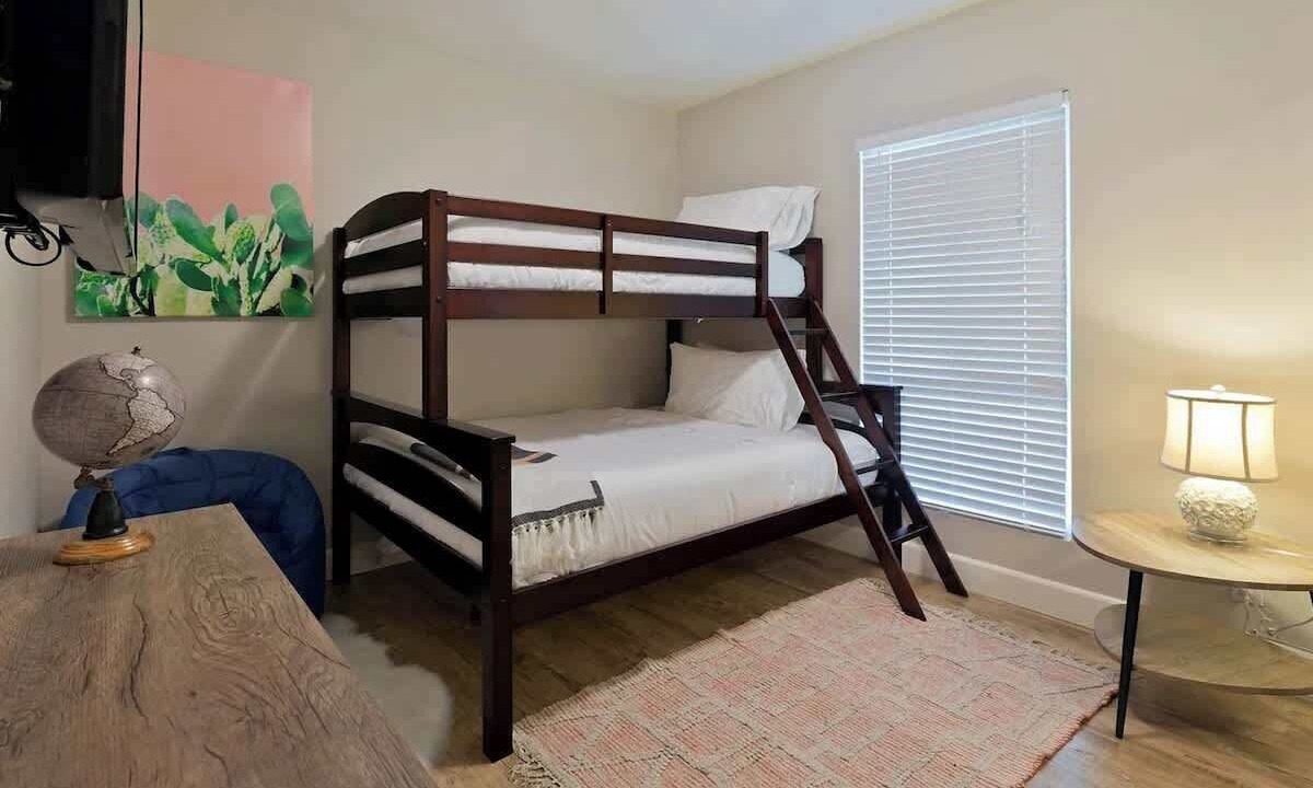Photo of Bedroom in Racquet Club South