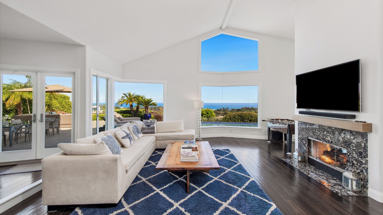 Photo of Livingroom in Central Malibu