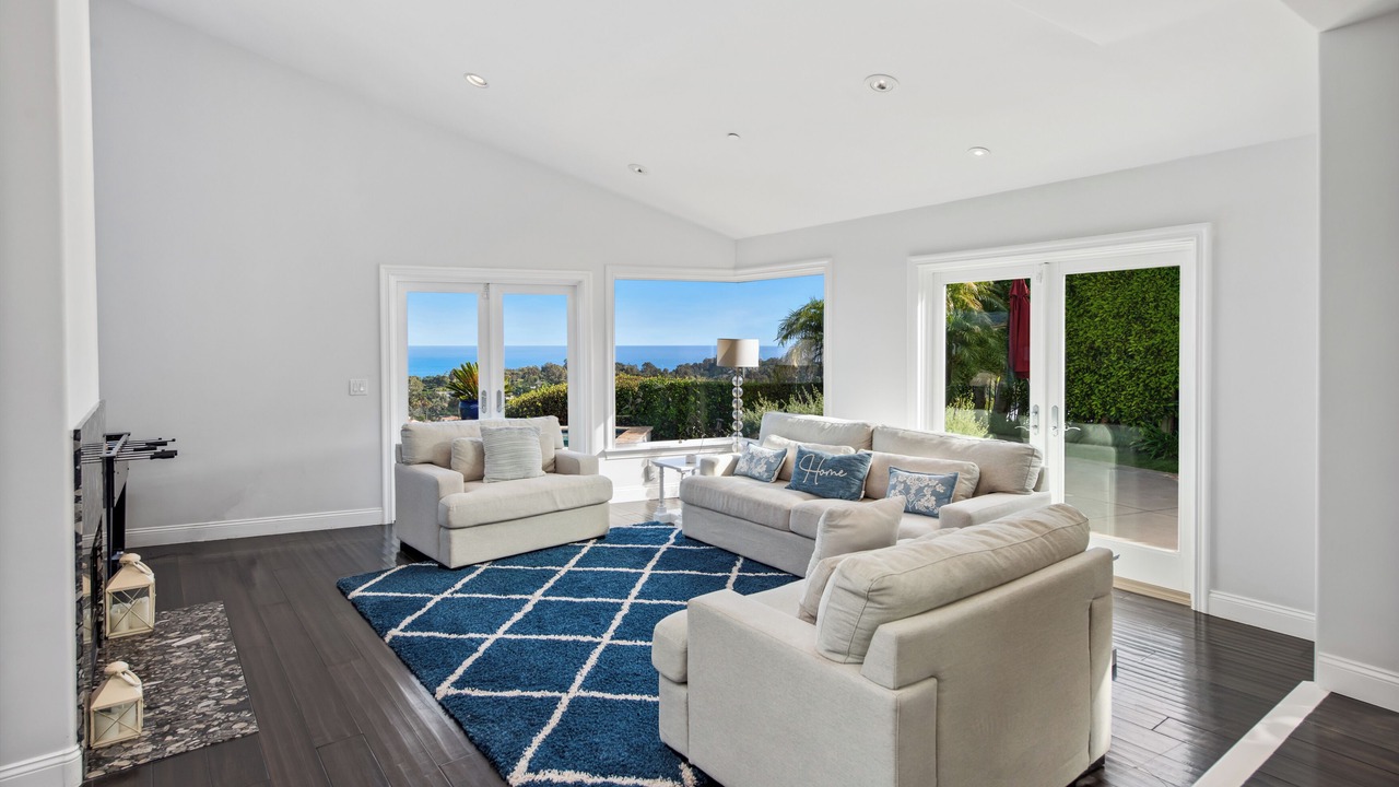Photo of Livingroom in Central Malibu