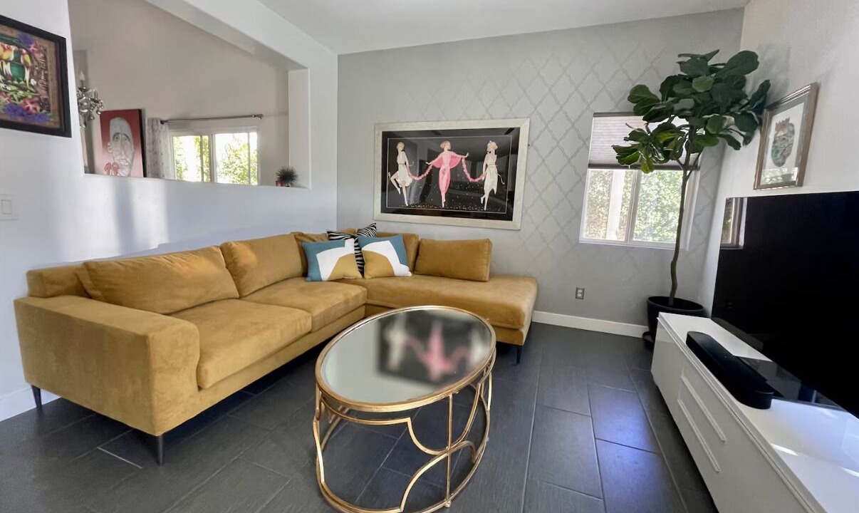 Photo of Livingroom in Racquet Club South