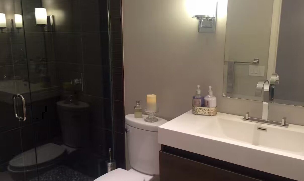 Photo of Bathroom in Racquet Club South