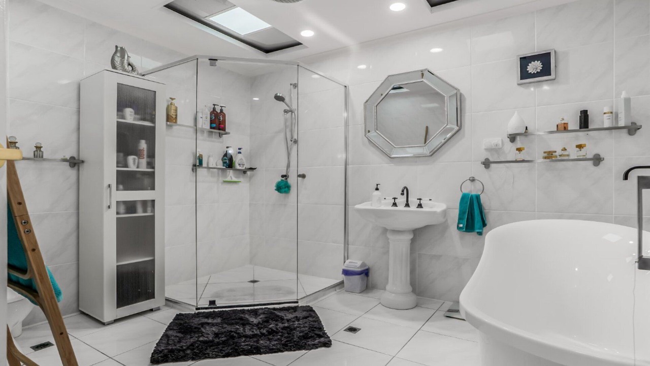 Photo of Bathroom in Sandstone Point