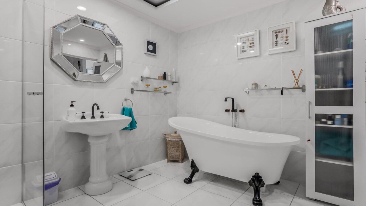 Photo of Bathroom in Sandstone Point