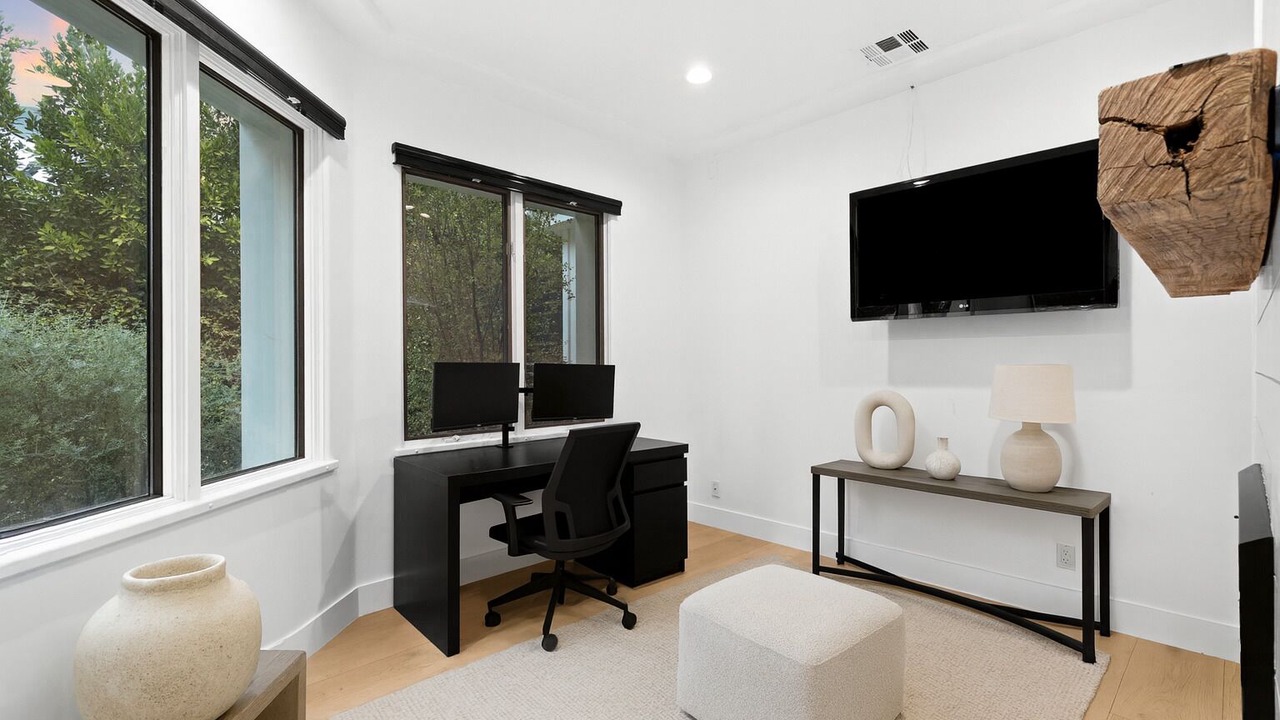 Photo of Livingroom in Woodland Hills