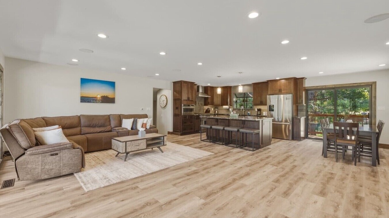 Photo of Livingroom in Round Hill Village