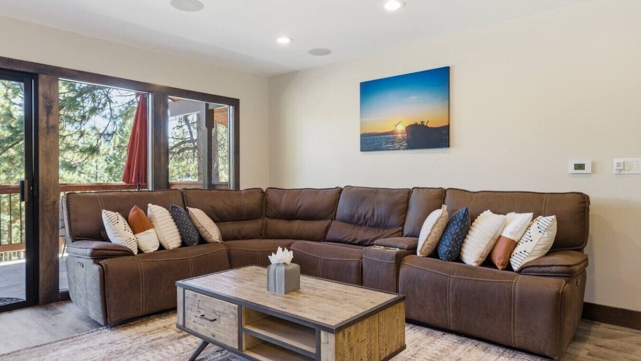 Photo of Livingroom in Round Hill Village