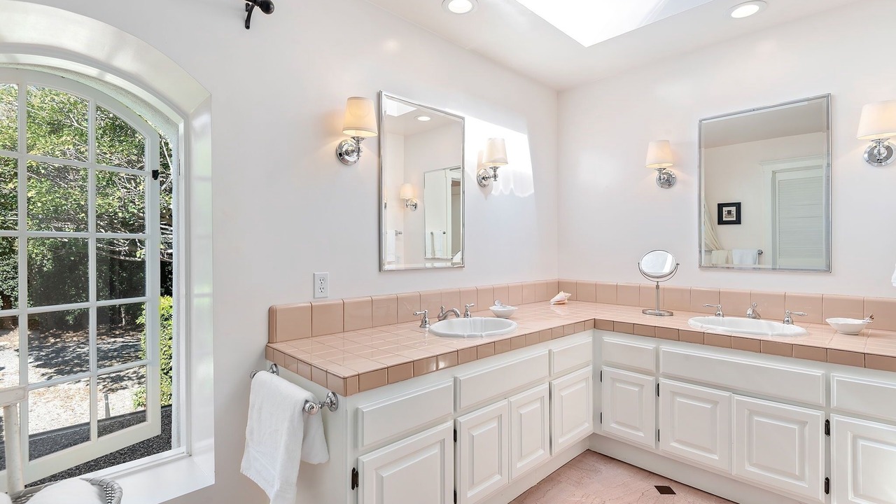 Photo of Bathroom in Hedgerow