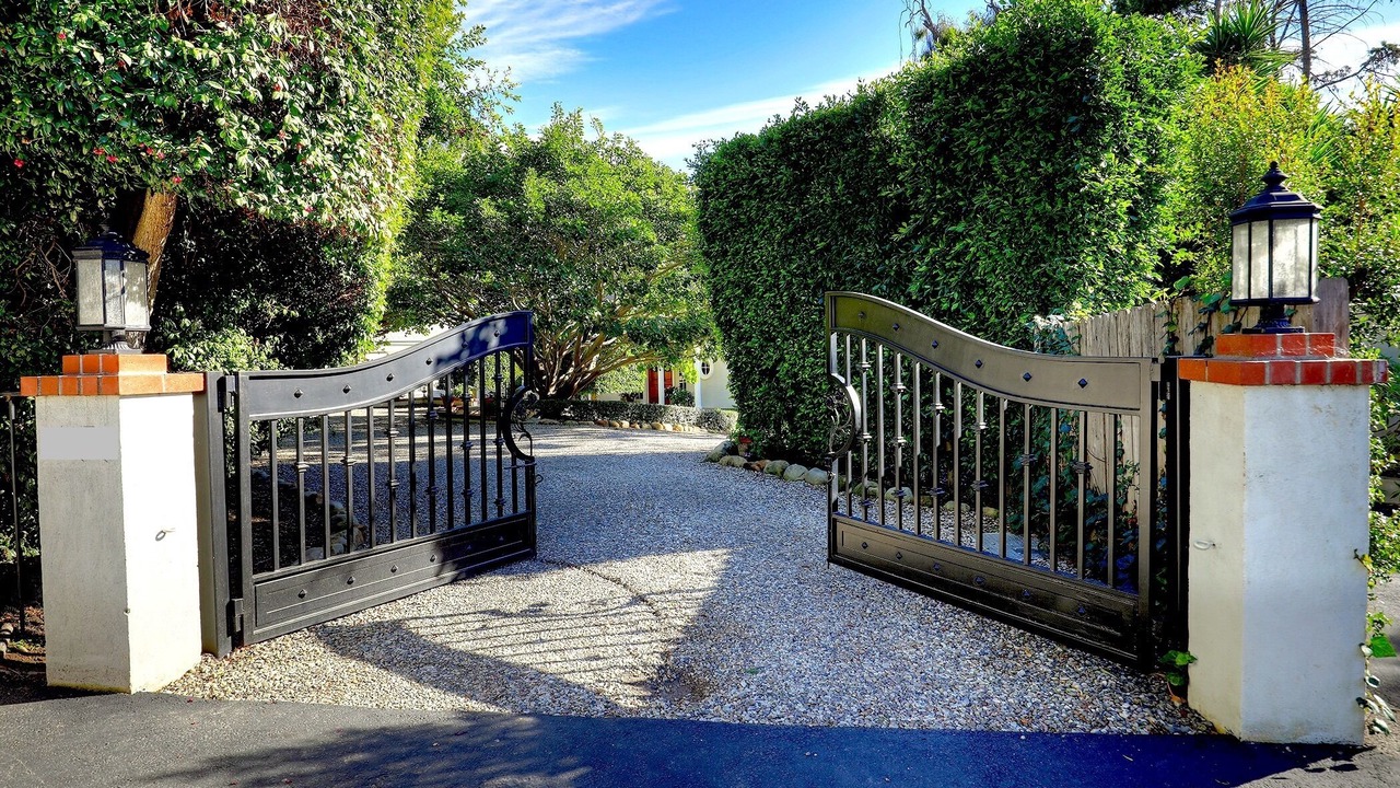 Photo of Outdoor in Hedgerow
