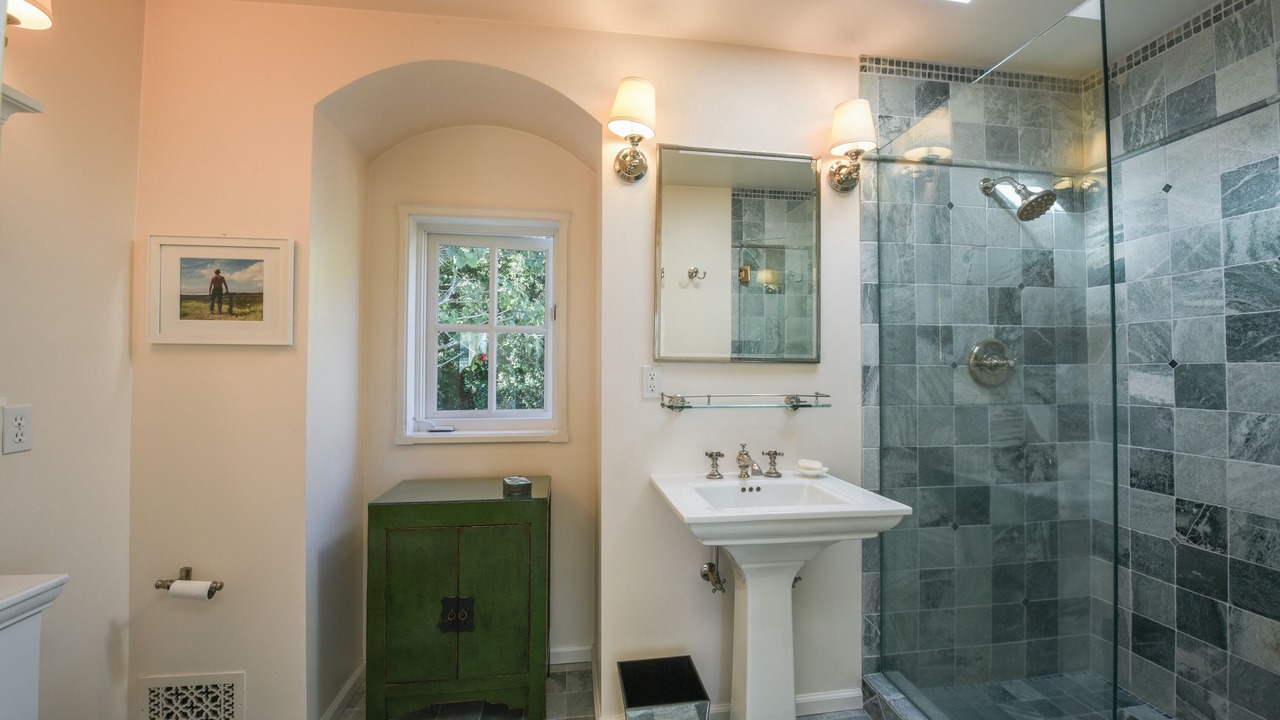 Photo of Bathroom in Hedgerow