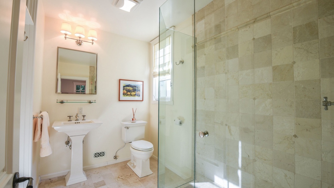 Photo of Bathroom in Hedgerow