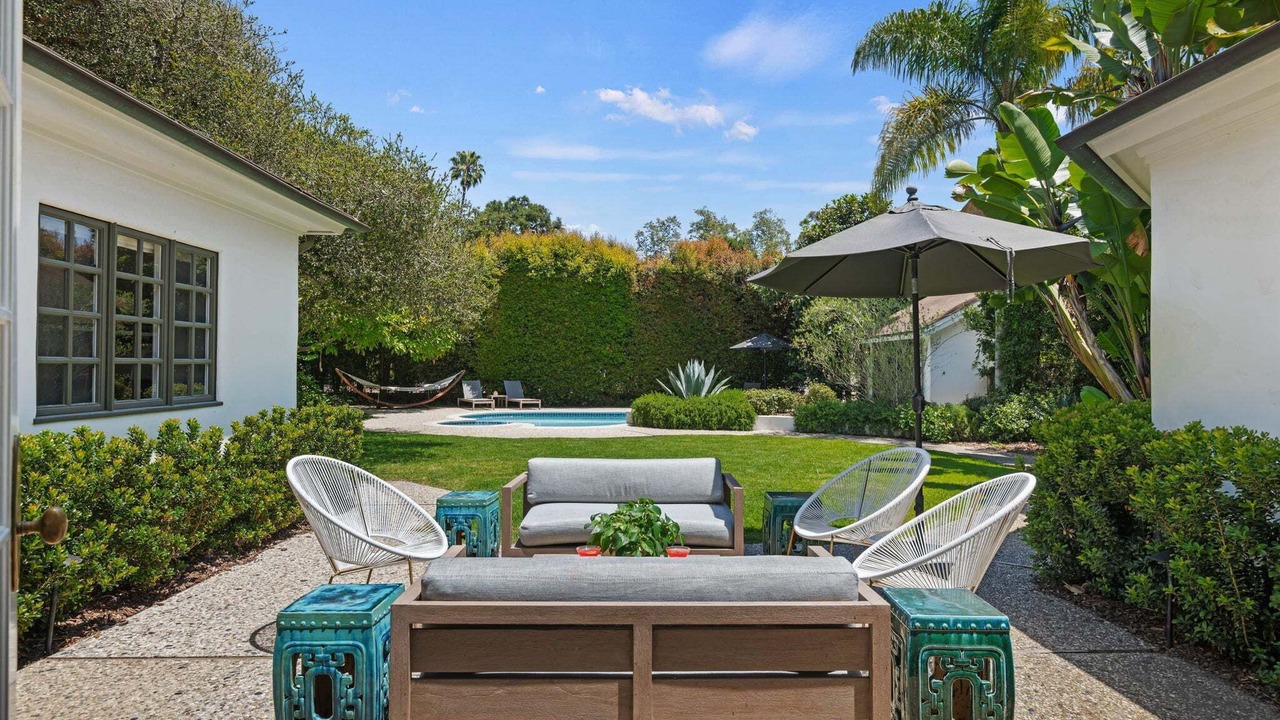 Photo of Patio Balcony in Hedgerow