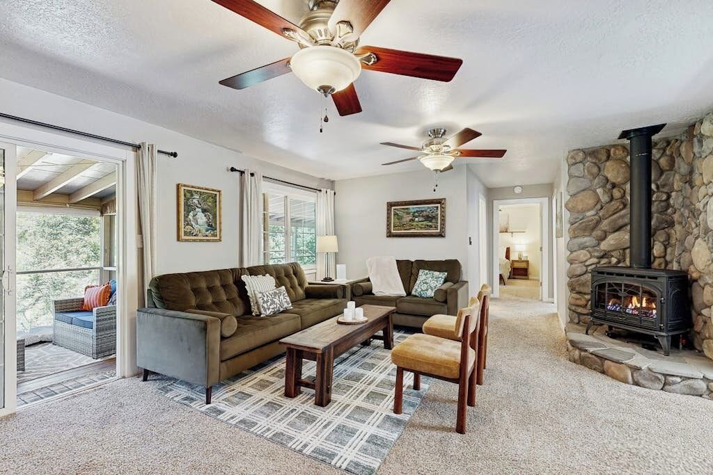 Photo of Livingroom in Hathaway Pines