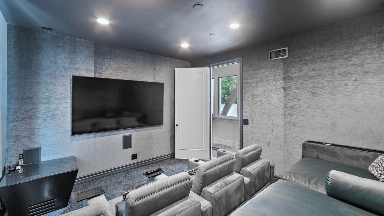 Photo of Livingroom in Western Malibu