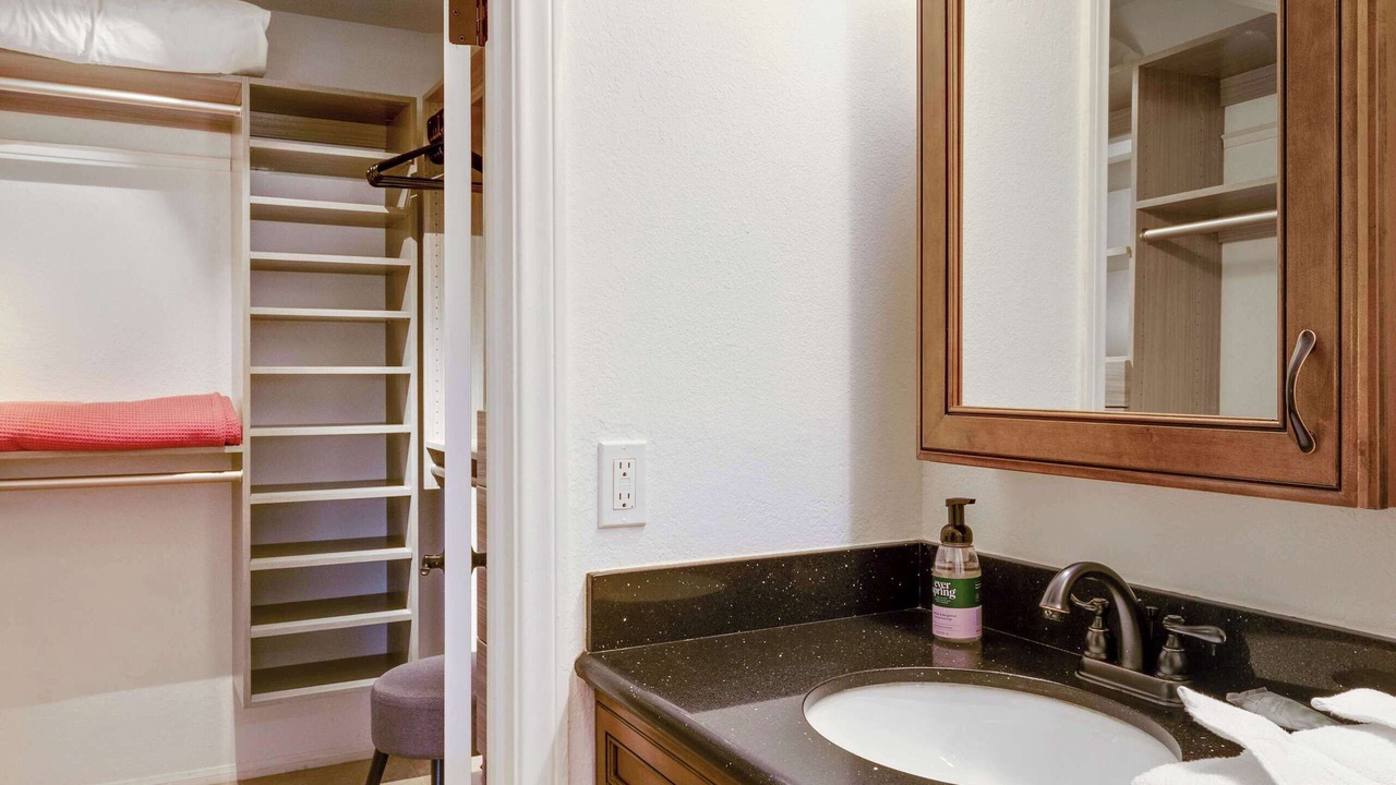 Photo of Bathroom in Racquet Club South