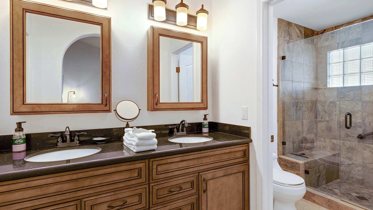 Photo of Bathroom in Racquet Club South