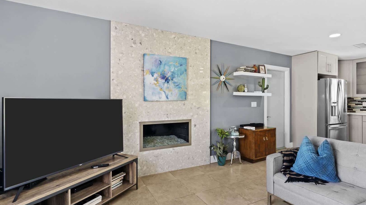 Photo of Livingroom in Racquet Club South