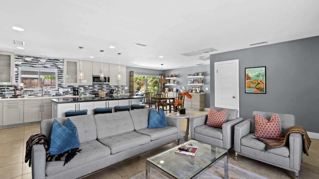 Photo of Livingroom in Racquet Club South