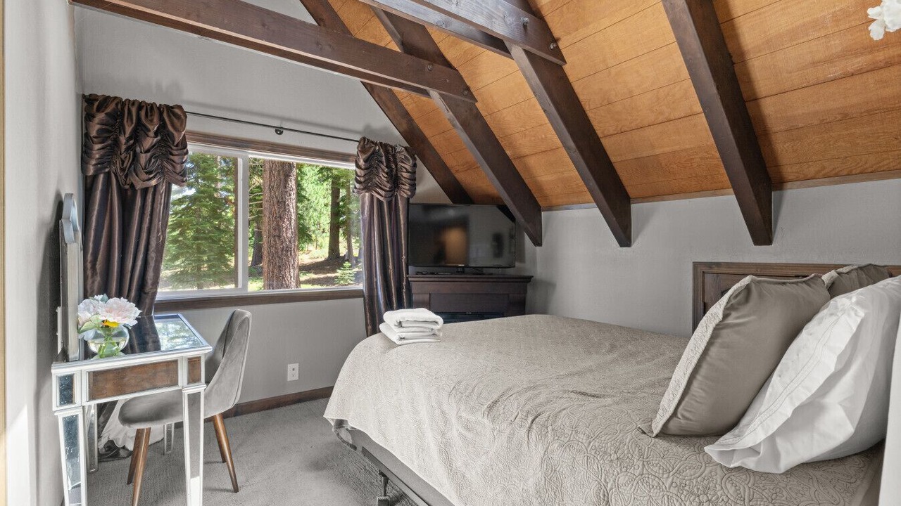 Photo of Bedroom in Country Club Estates