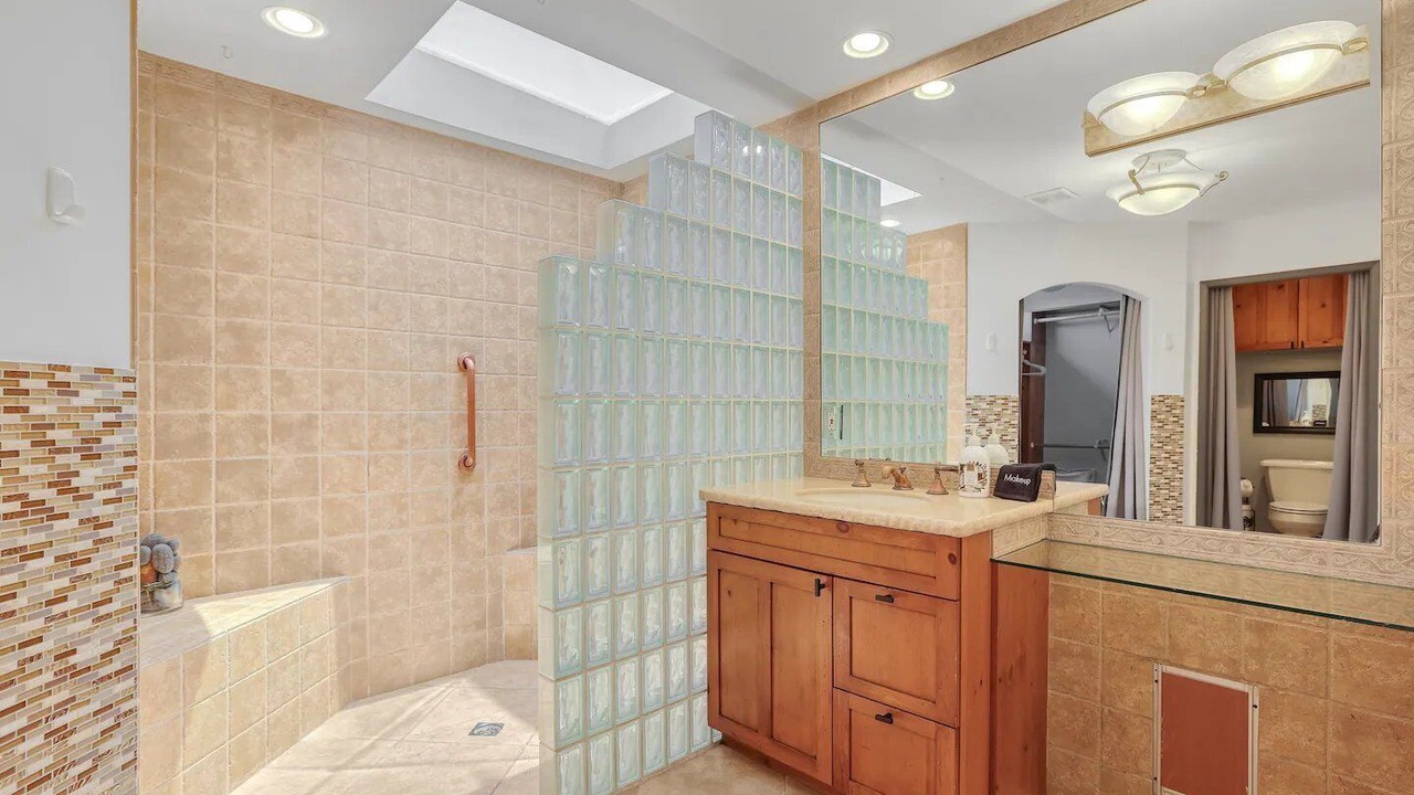 Photo of Bathroom in Racquet Club South