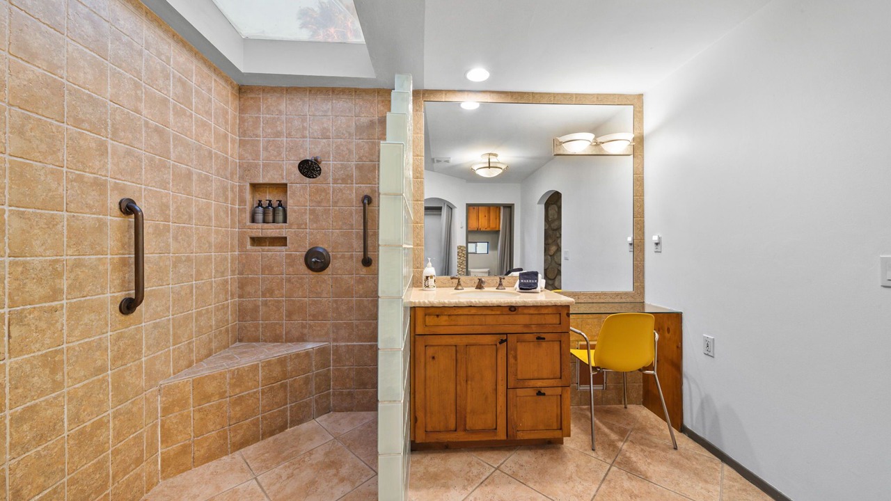 Photo of Bathroom in Racquet Club South