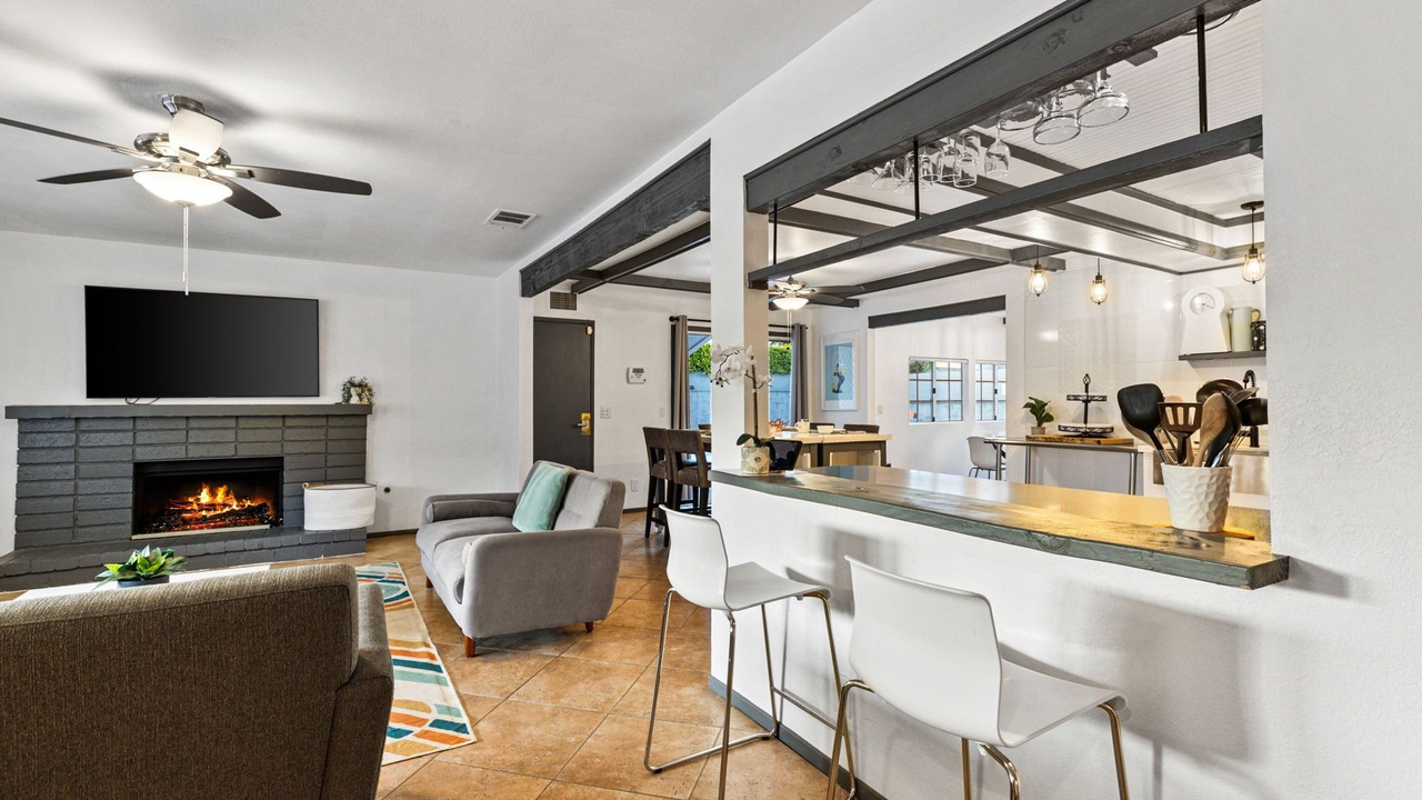 Photo of Livingroom in Racquet Club South