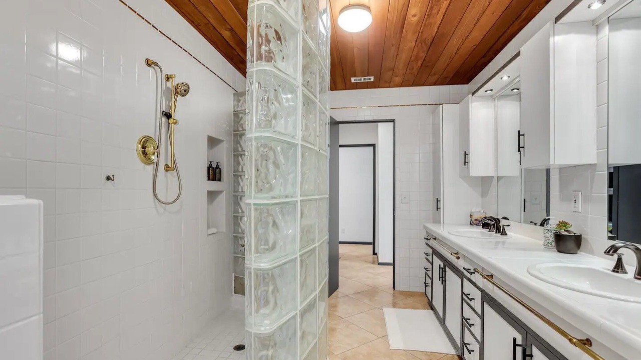 Photo of Bathroom in Racquet Club South