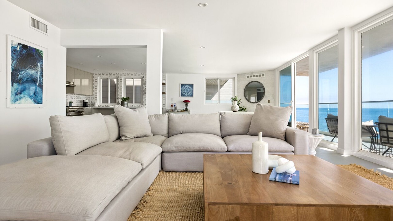Photo of Livingroom in Central Malibu