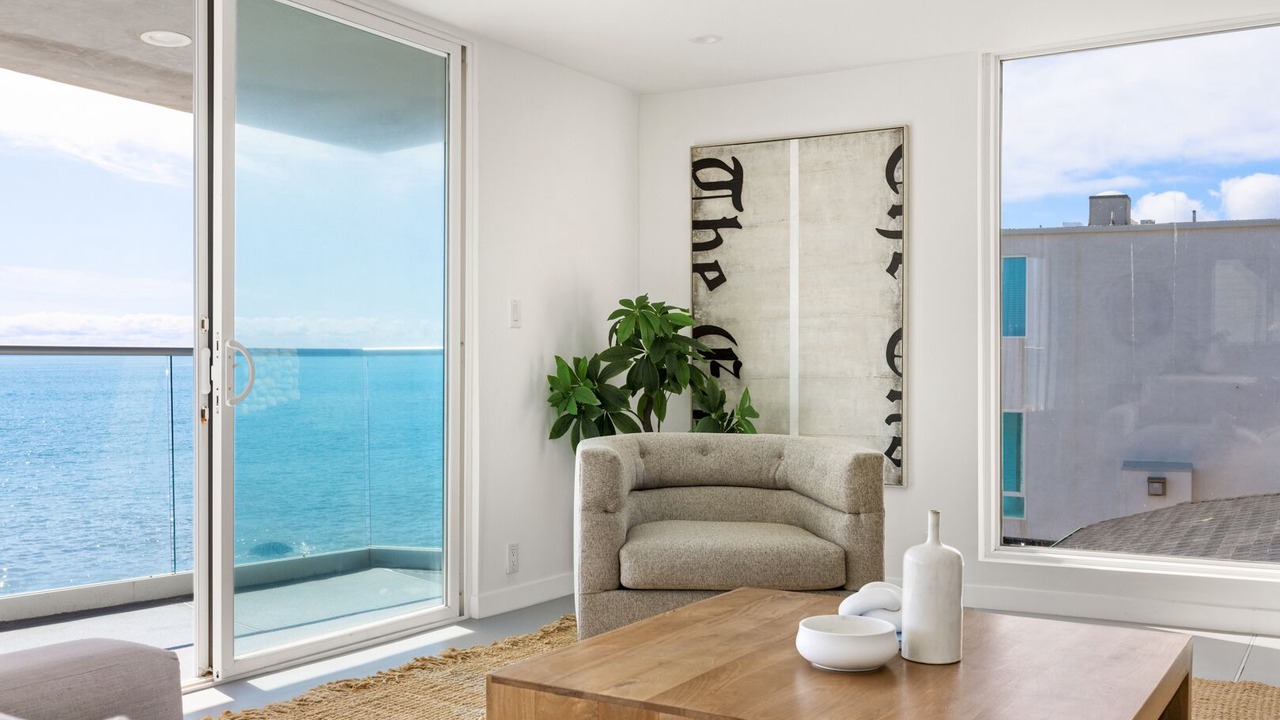 Photo of Livingroom in Central Malibu
