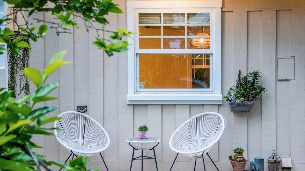 Photo of Patio Balcony in Hedgerow
