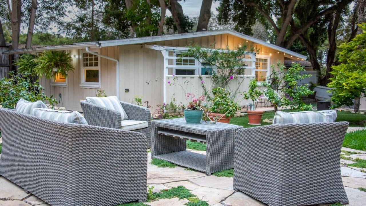 Photo of Patio Balcony in Hedgerow
