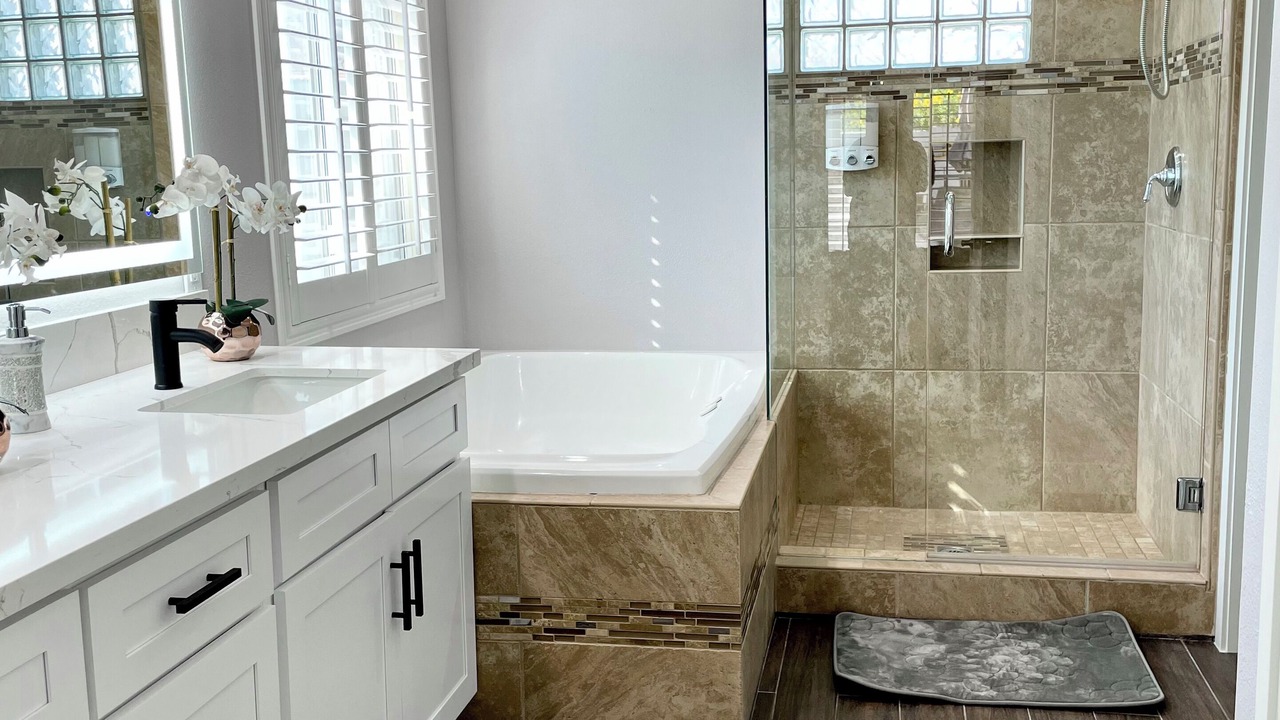 Photo of Bathroom in Racquet Club South