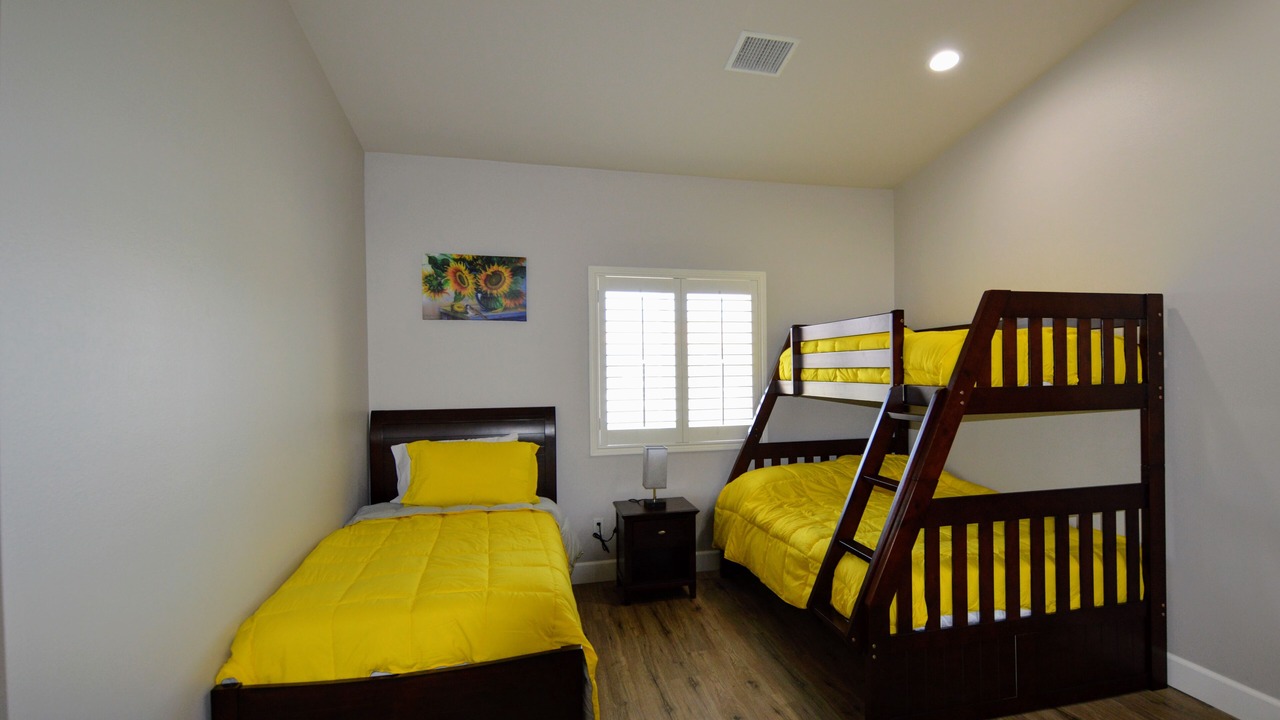 Photo of Bedroom in Racquet Club South