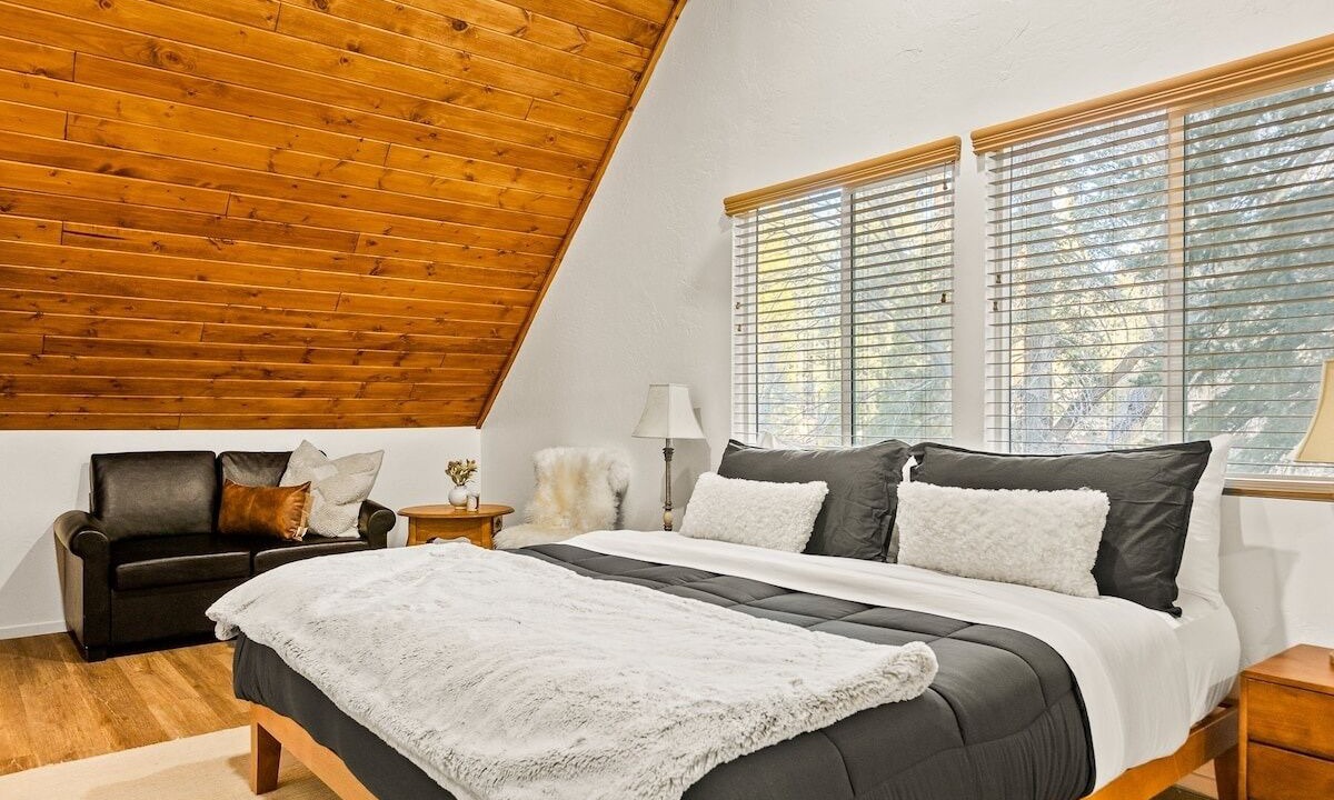Photo of Bedroom in Evergreen Estates