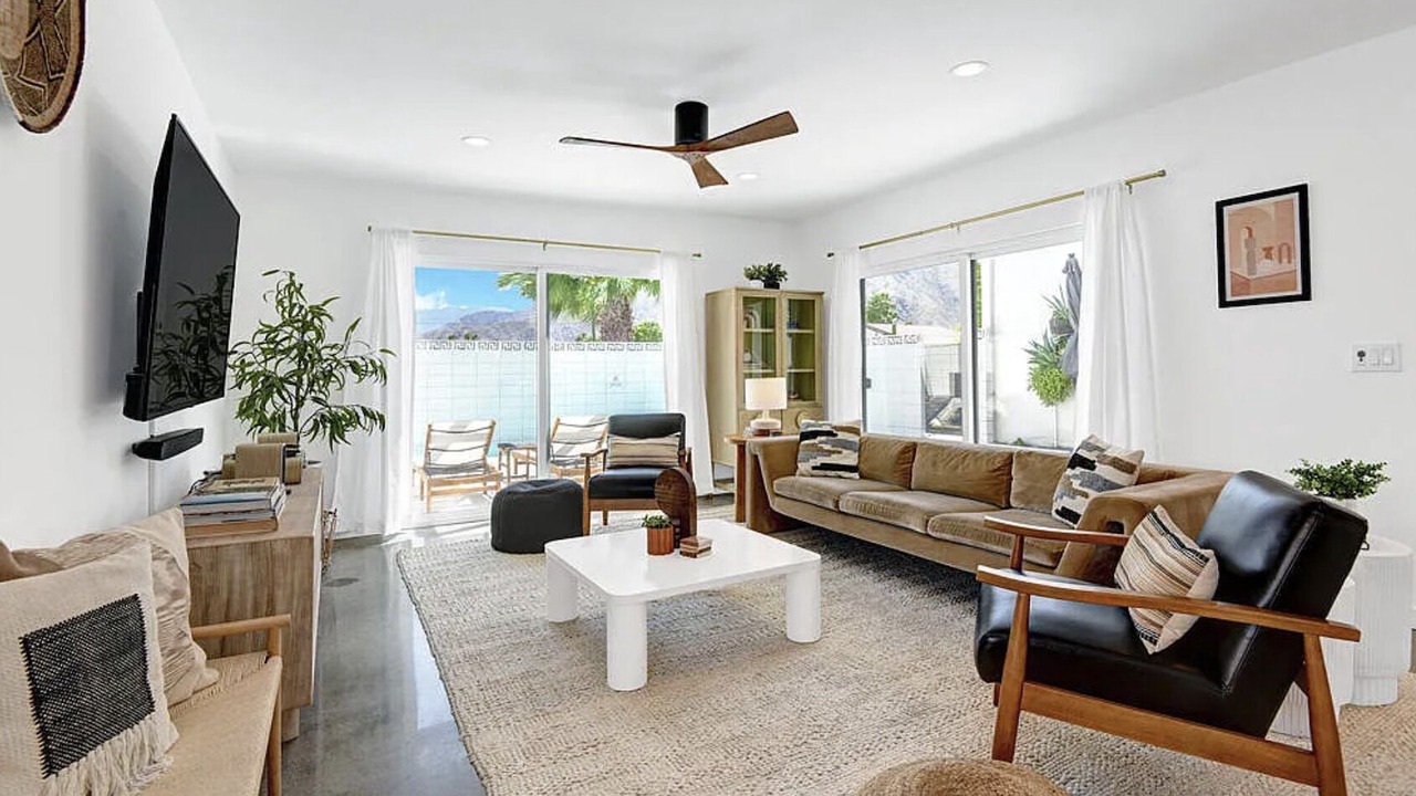 Photo of Livingroom in Racquet Club West