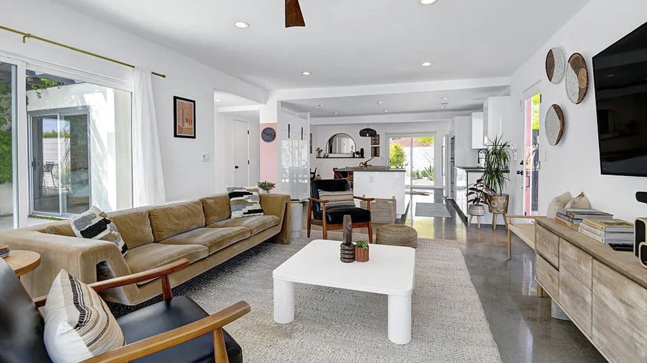 Photo of Livingroom in Racquet Club West