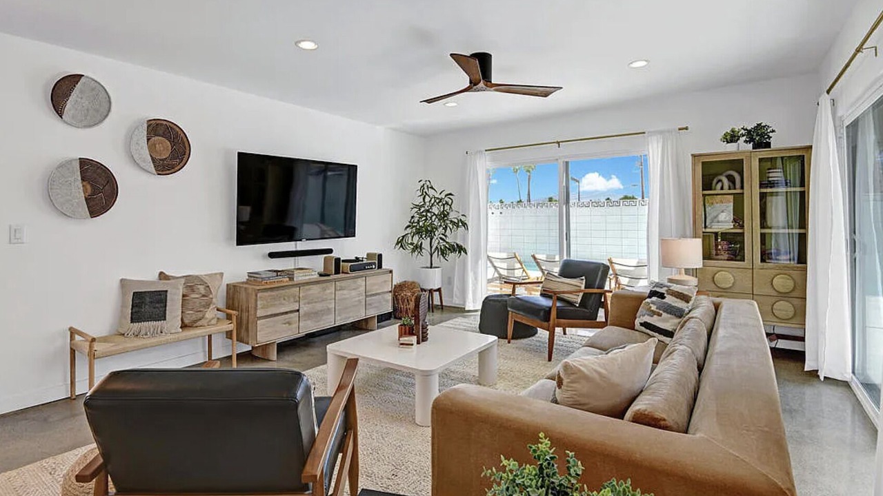 Photo of Livingroom in Racquet Club West