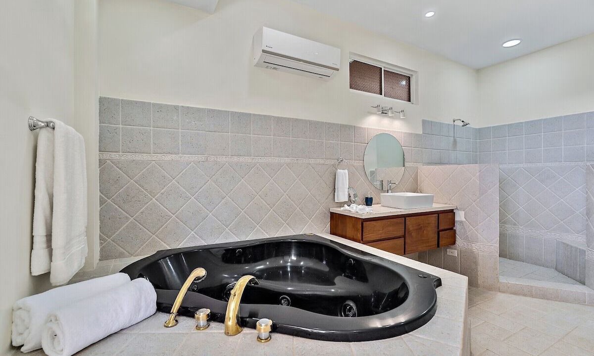 Photo of Bathroom in Mokuleia