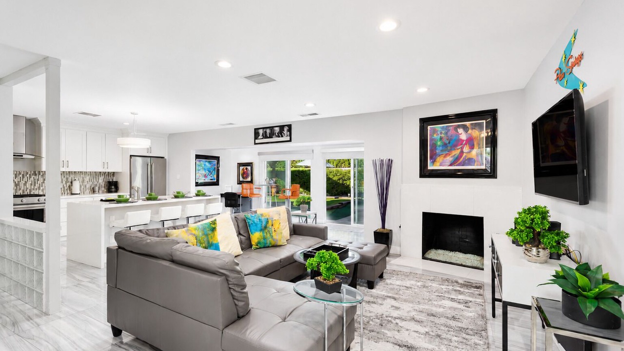 Photo of Livingroom in Racquet Club South