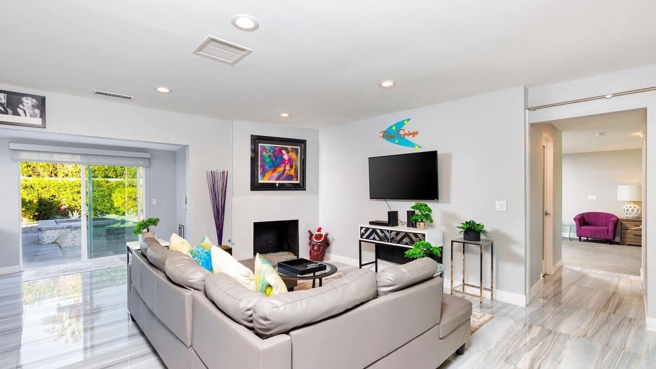 Photo of Livingroom in Racquet Club South