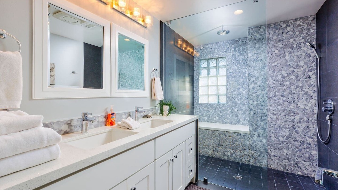 Photo of Bathroom in Racquet Club South